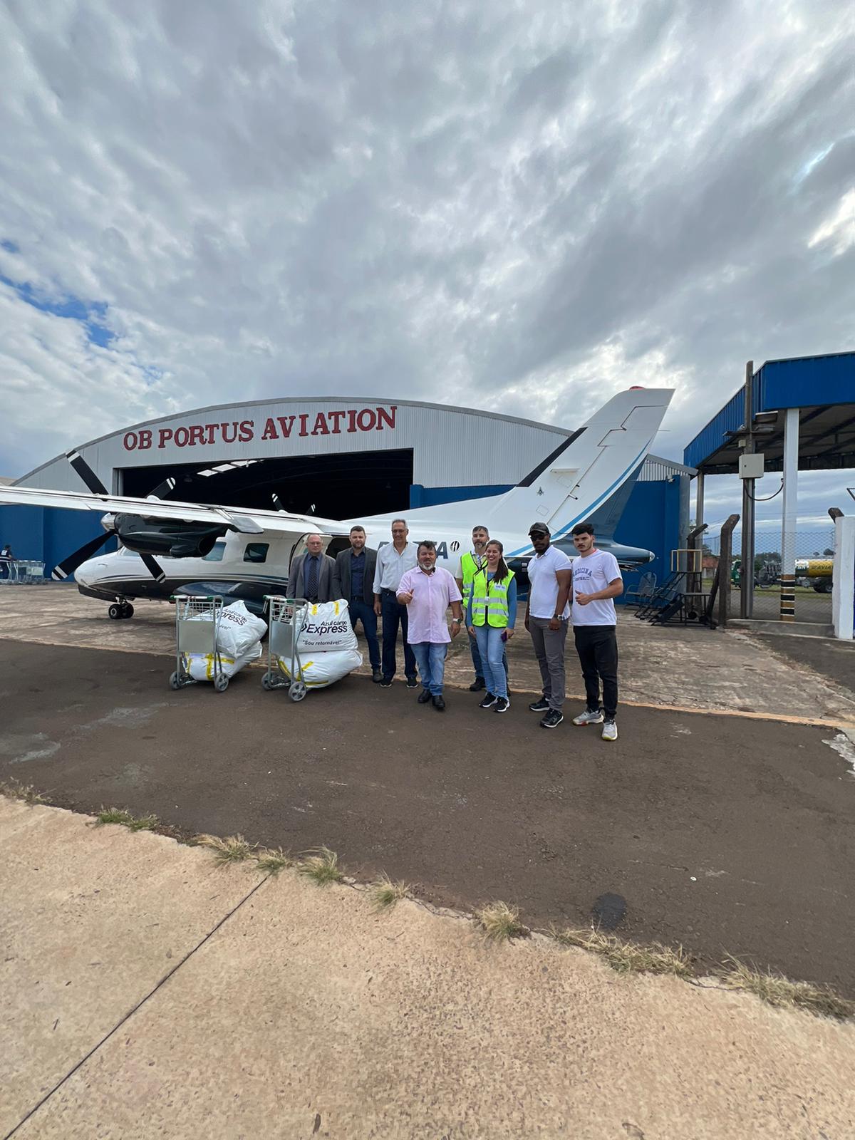 Aeronave parte con medicamentos para ayudar a afectados por inundaciones en el Río Grande do sul de Brasil