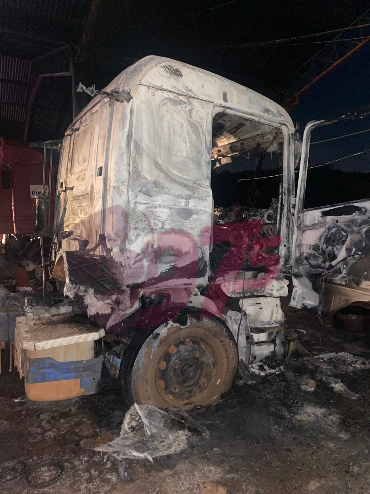 Tracto camión envuelto en llamas en el interior de una transportadora del Barrio Defensores del Chaco